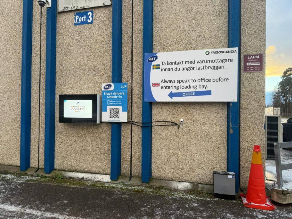 32 inch outdoor touch screen for truck check-in Sweden logistics park winter
